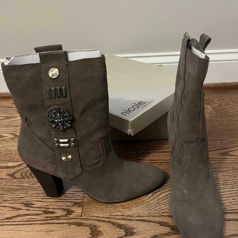 Nicole Women's Abstract “Heavy Khaki”Mid-Calf Suede Embellished Boots sz 9.5